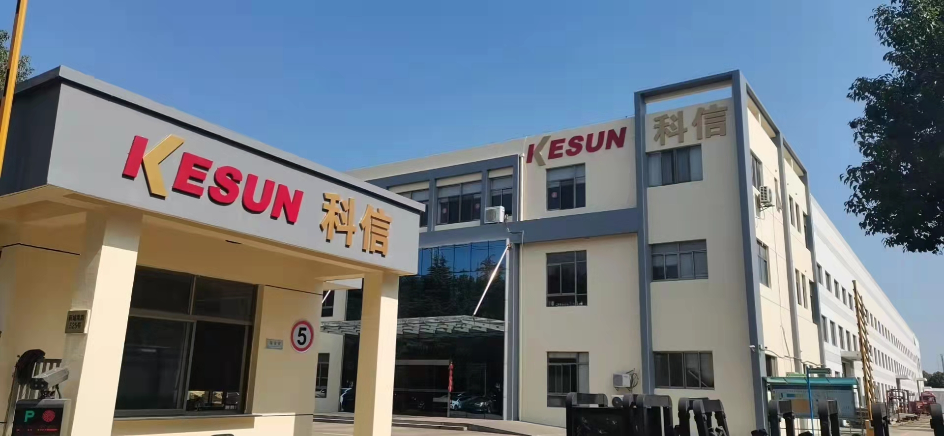 螺桿和機(jī)筒是色母粒造粒機(jī)以及廢舊塑料再生機(jī)的部件